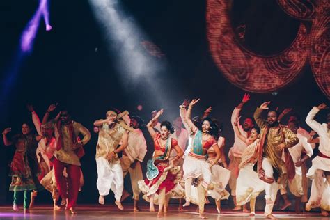 La Tournée Triumphante de Darshan: Un Spectacle Bollywood incandescent à Paris !